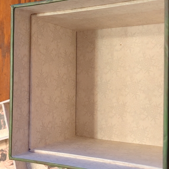 Christmas box featuring dogs - Picture 6 of 8